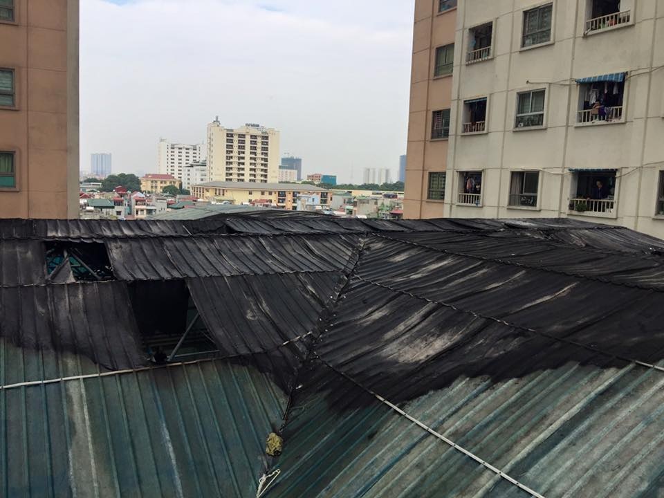 Hà Nội: Ba tòa nhà chung cư Xa La hoảng loạn vì cháy… mái bể bơi - 11
Mái bể bơi sau khi đám cháy được dập tắt. (Ảnh: Cấn Cường)