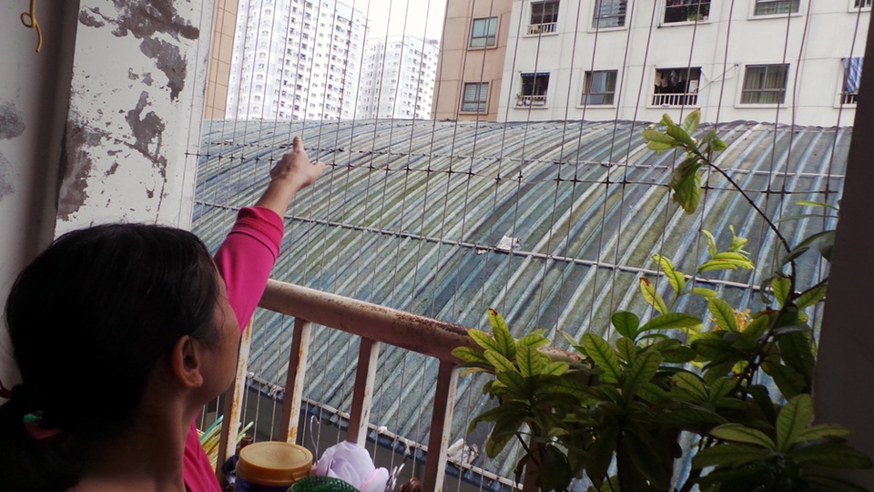 Hà Nội: Ba tòa nhà chung cư Xa La hoảng loạn vì cháy… mái bể bơi - 9
Chủ nhà phòng 608 chỉ lối BQL tòa nhà và người dân đưa đường nước dập lửa. (Ảnh: Tiến Nguyên)