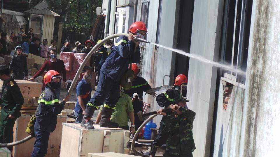 Hà Nội: Cháy lớn tại khu công nghiệp Ngọc Hồi - 6
11h35, lực lượng chữa cháy phá tường, phun nước vào bên trong kho gỗ.