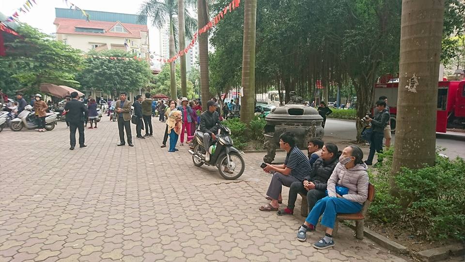 Hà Nội: Ba tòa nhà chung cư Xa La hoảng loạn vì cháy… mái bể bơi - 7
Cư dân chung cư hoảng loạn vì đám cháy lớn lọt giữa 3 toa nhà. (Ảnh: Nguyễn Dương)