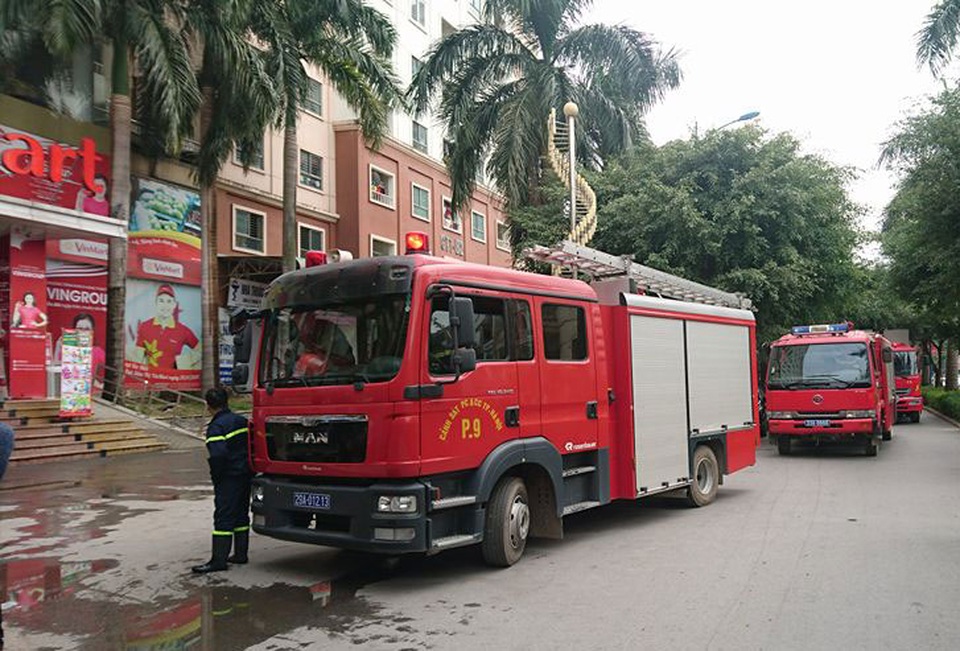 Hà Nội: Ba tòa nhà chung cư Xa La hoảng loạn vì cháy… mái bể bơi - 8
3 xe cứu hỏa được điều tới hiện trường, lúc này đám cháy đã cơ bản được khống chế. (Ảnh: Nguyễn Dương)
