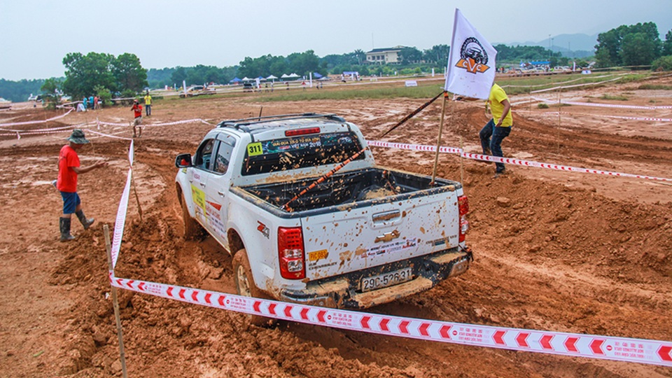 Chevrolet Colorado về nhất trong cuộc đua thử thách dành cho xe bán tải - 6 Colorado 2 cầu, số tự động với công suất cực đại 193 mã lực, mô-men xoắn cực đại 500 Nm kết hợp cùng hệ thống treo và hệ thống lái vững chắc chinh phục những thử thách của VOC 2016