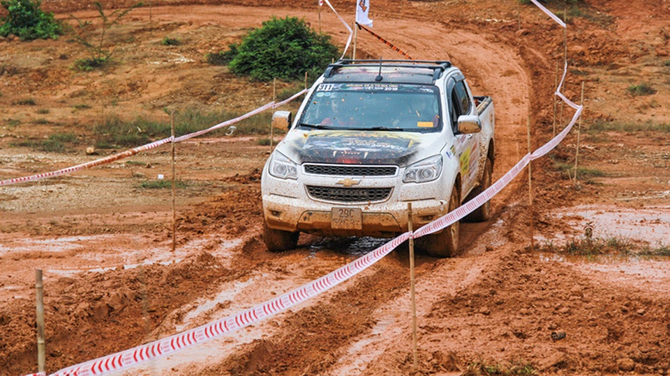 Chevrolet Colorado về nhất trong cuộc đua thử thách dành cho xe bán tải - 7 Thử thách càng trở nên khó khăn trước những cung đường bị ngấm nước mưa trơn trượt đòi hỏi xe phải có góc tới và góc thoát tốt nếu không sẽ bị mắc cạn. Colorado với góc tới 29,6 độ và góc thoát 22,3 độ cũng dễ dàng vượt qua.