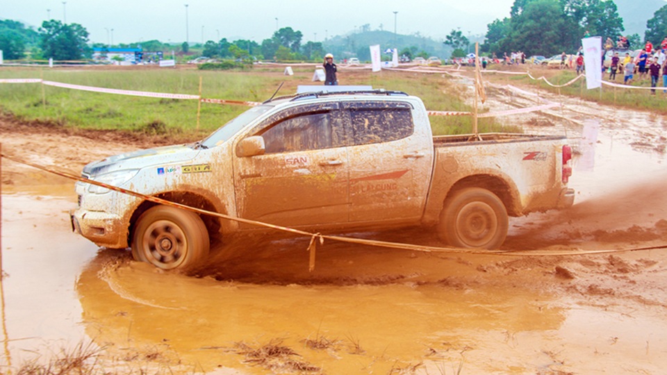 Chevrolet Colorado về nhất trong cuộc đua thử thách dành cho xe bán tải - 10 Chevrolet Colorado được đánh giá là mẫu xe bán tải mạnh mẽ và đầy uy lực, hiệu suất động cơ vượt trội, cảm giác lái tuyệt vời và khả năng off-road đáng nể