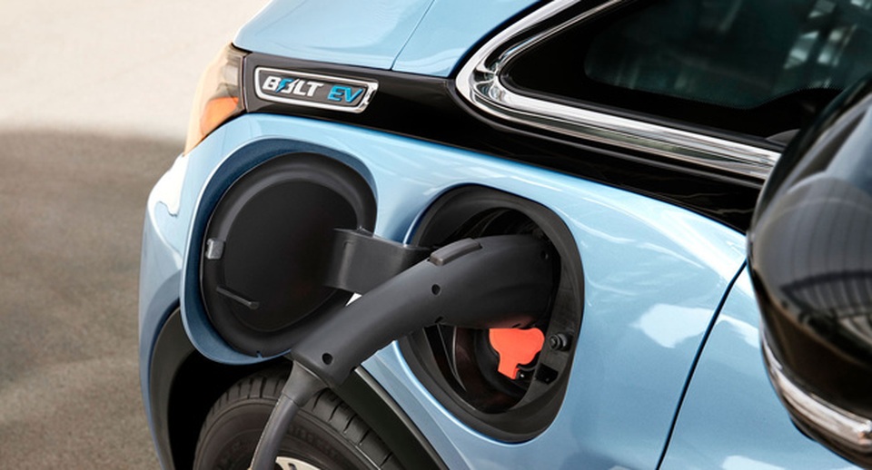 Thêm nhiều mẫu xe mới ra mắt - 9
Cơ quan An toàn giao thông quốc gia của Mỹ (NHTSA) vừa thông qua luật quy định tất cả ô tô chạy điện, xe hybrid và hybrid sạc điện (plug-in) đều phải phát ra tiếng động. Luật này ra đời với mục đích giúp ngăn chặn các vụ va chạm có thể xảy ra giữa ô tô với người đi bộ, đặc biệt là người khiếm thị, do không biết đang có ô tô đến gần.