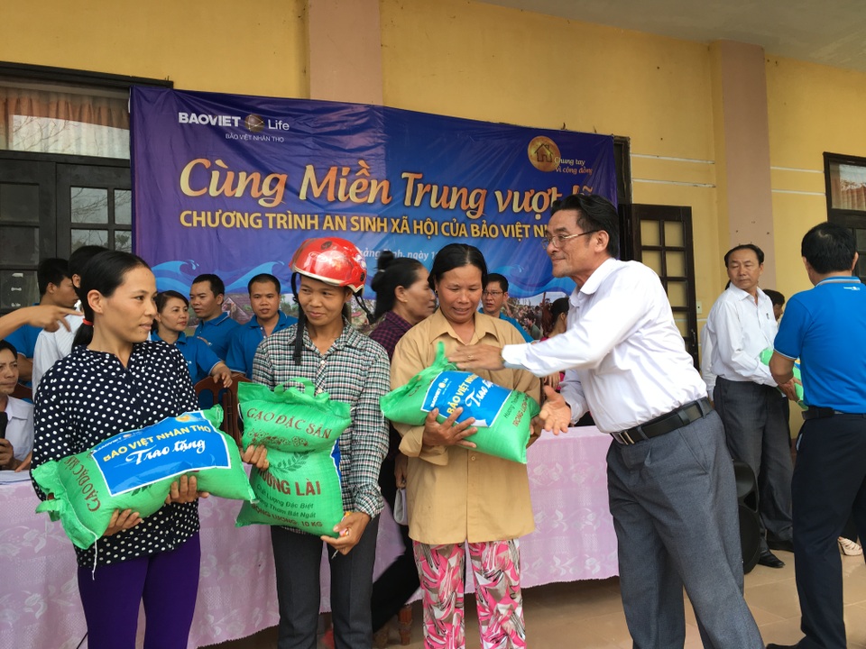 
Đại diện lãnh đạo công ty Bảo Việt Nhân thọ trao quà cho bà con vùng lũ tại Quảng Bình.
