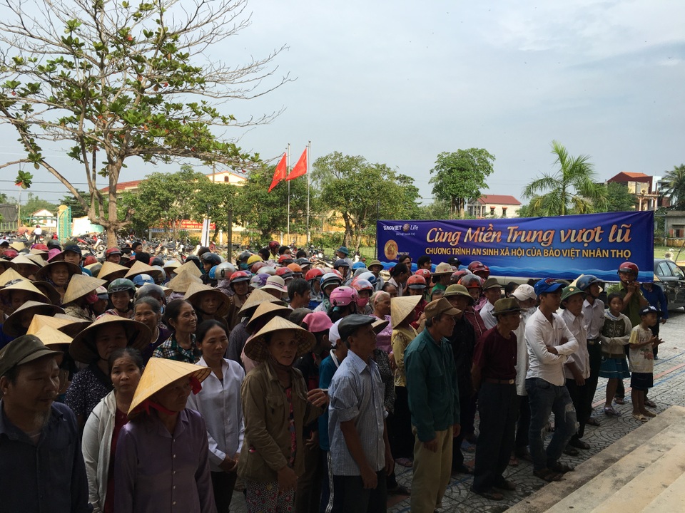 
Anh Nhâm, trưởng thôn La Hà Đông, xã Quảng Văn, cho biết, Bảo Việt Nhân thọ đã hỗ trợ rất nhanh chóng, kịp thời; phối hợp với thôn để xác định và trao quà đến những hộ gia đình khó khăn, cần hỗ trợ nhất.

