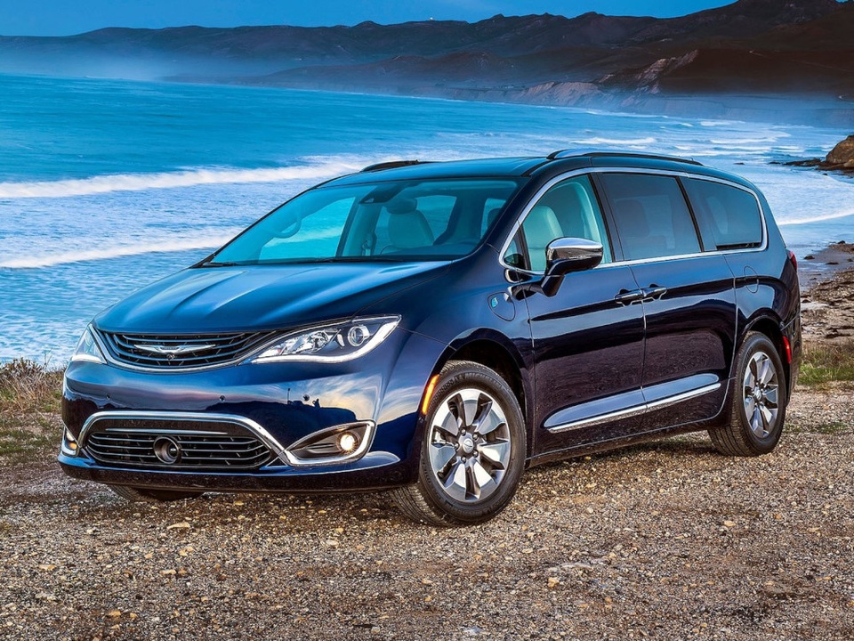 Những mẫu bán tải và SUV xuất sắc nhất cho năm 2017 - 10 Van: Chrysler Pacifica