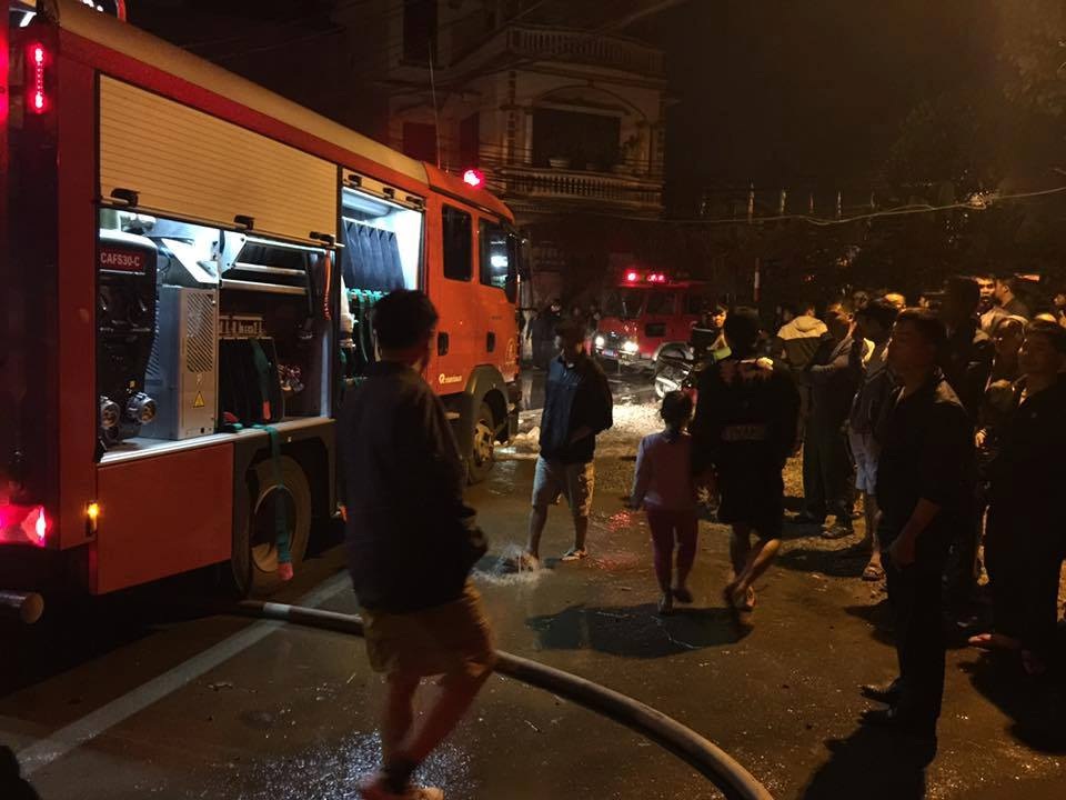 Hà Nội: Xưởng nhựa cháy ngùn ngụt trong đêm - 3
Lực lượng cứu hoả điều nhiều xe chữa cháy đến hiện trường.