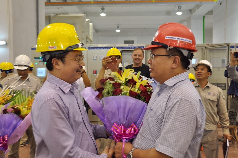 
Lãnh đạo ngành điện chúc mừng việc tổ máy số 3 Thuỷ điện Lai Châu đã hoà lưới điện quốc gia
