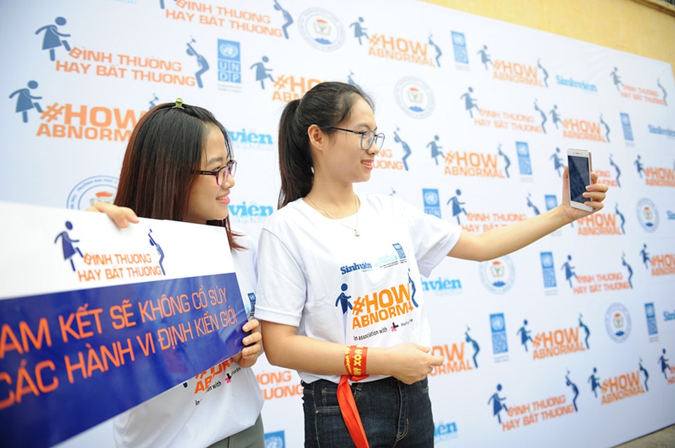 3.000 sinh viên Thái Nguyên chung tay "xóa bỏ định kiến giới" - 1
Bạn trẻ chụp ảnh lưu niệm trong Ngày hội Chung tay xóa bỏ định kiến giới.
