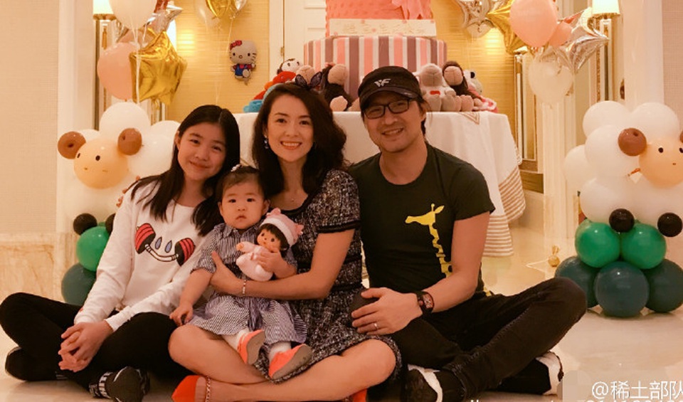 Chương Tử Di tổ chức sinh nhật cho con gái cưng - 1
Chương Tử Di khoe ảnh chụp bốn thành viên trong gia đình cô với người hâm mộ, tối 27/12. Nữ diễn viên xinh đẹp chụp ảnh cùng chồng, con gái và con riêng của chồng.