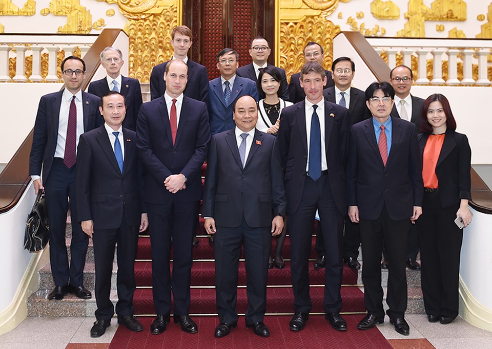 Thủ tướng tiếp Công tước xứ Cambridge, Hoàng tử Anh - 2
Thủ tướng chụp ảnh lưu niệm cùng đoàn công tác từ Hoàng gia Anh.