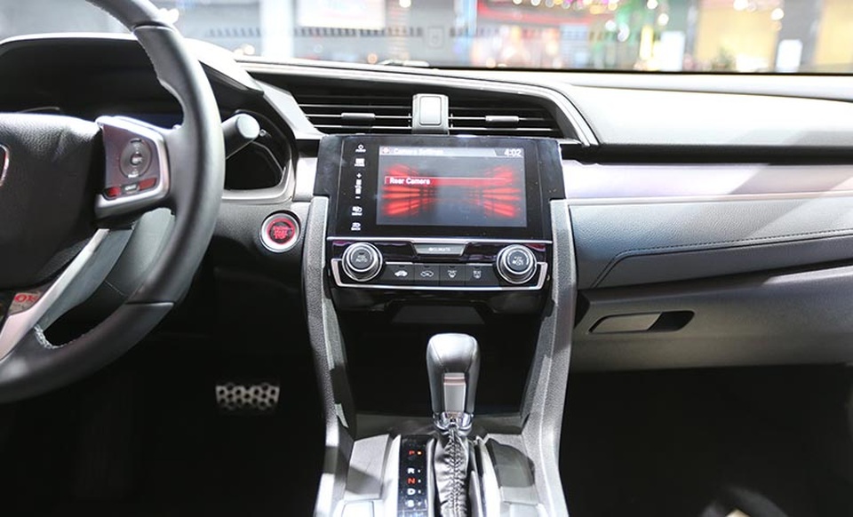 Honda Civic - Khẳng định sức mạnh thương hiệu - 5
Màn hình cảm ứng 7-inch độ phân giải cao và góc nhìn rộng, mang lại hình ảnh chất lượng cao cùng chức năng vận hành dễ dàng như trên máy tính bảng. Hệ thống hỗ trợ đồng bộ với Smartphone sử dụng hệ điều hành iOS và Android qua kết nối USB. Khi đồng bộ với Smartphone, có thể ra lệnh bằng giọng nói để Civic trợ giúp việc gọi điện, nhắn tin, dẫn đường hay bật những bài hát yêu thích… Hệ thống cũng cho phép kết nốt Wifi và lướt Web hay điều chỉnh hệ thống điều hòa bằng cảm ứng.