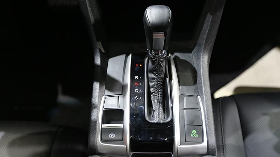 Honda Civic - Khẳng định sức mạnh thương hiệu - 6
Với hộp số tự động vô cấp CVT, chiếc Civic này có công suất cực đại 170 mã lực, momen xoắn cực đại 220 Nm cùng khả năng tăng tốc 0-100km/h hết 8,3 giây, cùng mức tiêu hao nhiên liệu ở chu trình tổng hợp: 5,8 L/100km (được phê duyệt bởi Cục Đăng kiểm Việt Nam).