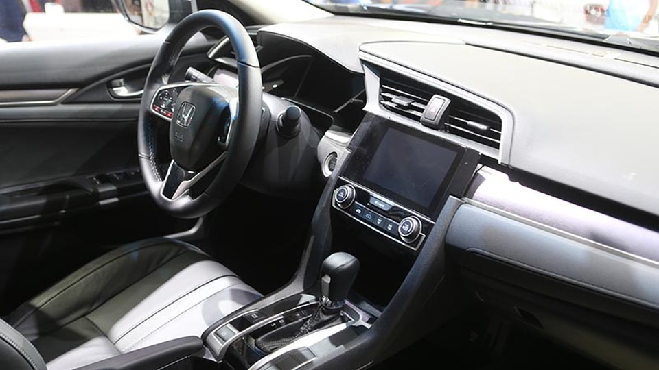 Honda Civic - Khẳng định sức mạnh thương hiệu - 3
Một số trang thiết bị tiên tiến đáng chú ý của mẫu Honda Civic thế hệ thứ 10 tại Việt Nam bao gồm: hệ thống kiểm soát hành trình - Cruise control, hệ thống ổn định thân xe điện tử - VSA, hệ thống hỗ trợ khởi hành ngang dốc - HSA, camera 3 góc quay, hệ thống hỗ trợ lái xe tiết kiệm nhiên liệu - Eco assist, khởi động bằng nút bấm và chìa khóa thông minh, lẫy chuyển số thể thao.