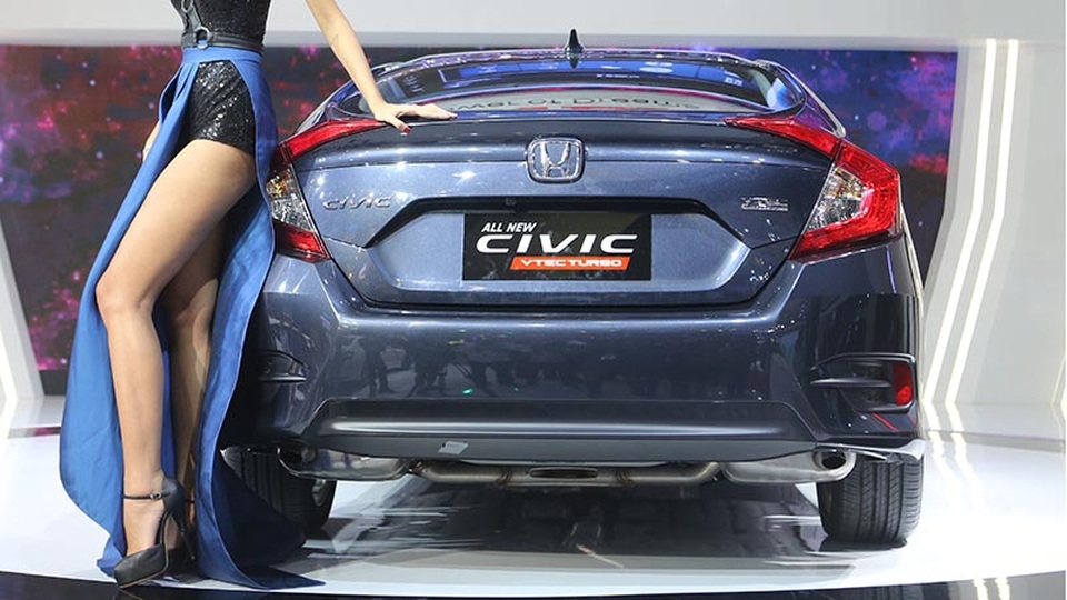 Honda Civic - Khẳng định sức mạnh thương hiệu - 10
Bên cạnh hệ thống khóa cửa tự động và phanh tay điện tử - Electric Parking Brake (EPB), Civic thế hệ mới còn có chế độ giữ phanh tạm thời (lần đầu tiên trang bị trong phân khúc). Theo đó, khi được kích hoạt, hệ thống sẽ tự động hãm phanh khi xe dừng tại các điểm dừng đèn giao thông hoặc khi bạn dừng xe do tắc đường...
