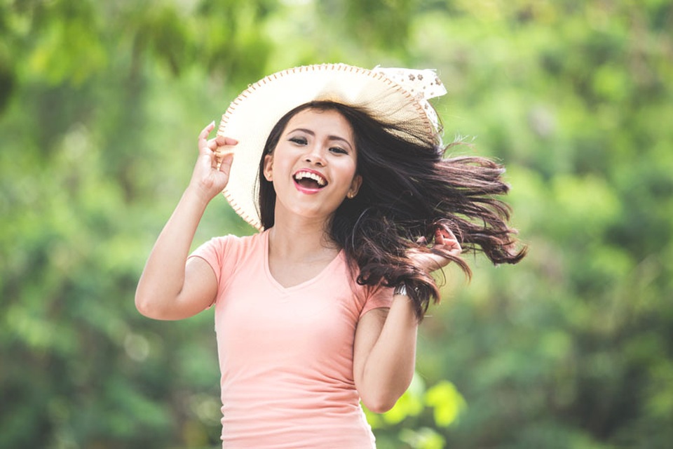 Bí quyết chống nắng hiệu quả - 4 Ngoài sử dụng kem chống nắng, nên dùng nón khăn để che chắn