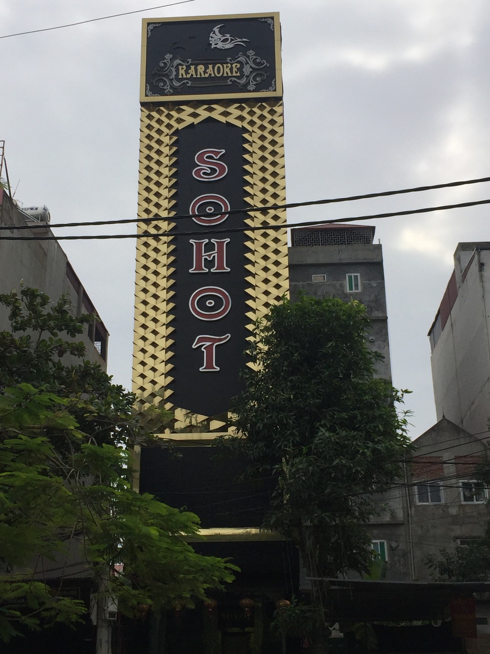 Tạm đình chỉ hàng loạt cơ sở karaoke vi phạm về phòng cháy chữa cháy - 1 
Một cơ sở kinh doanh karaoke bị tạm đình chỉ.