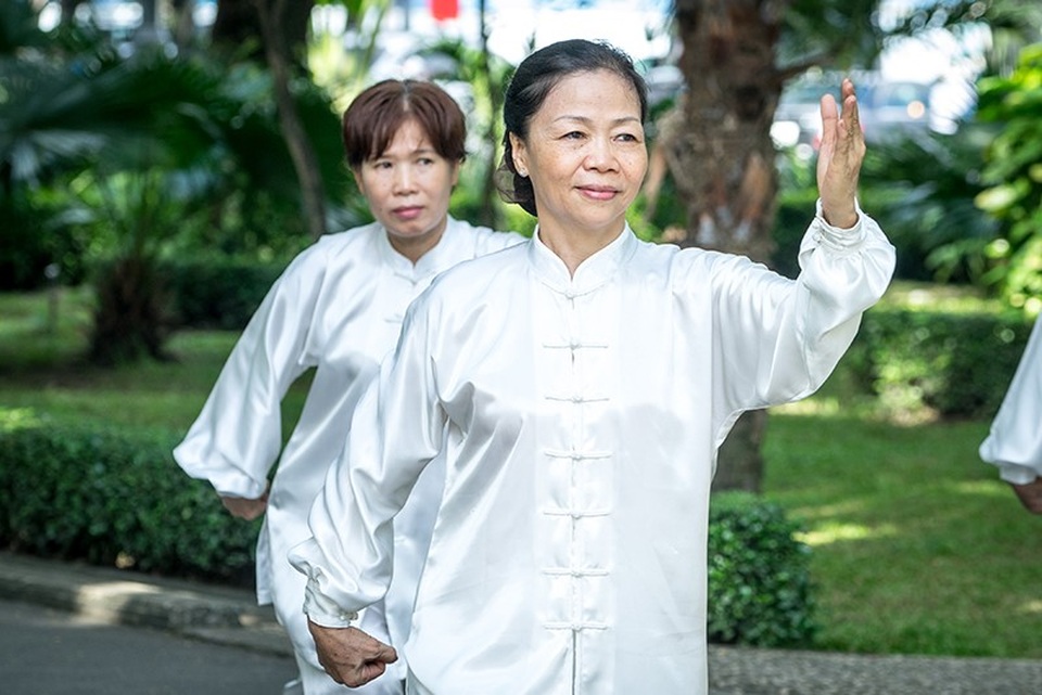 Dinh dưỡng giúp phòng ngừa và khắc phục các bệnh xương khớp - 2
Luyện tập khí công, dưỡng sinh không chỉ giúp cô Hòa cải thiện bệnh thoái hóa đốt sống cổ mà còn khiến tinh thần thư thái, vui vẻ.
