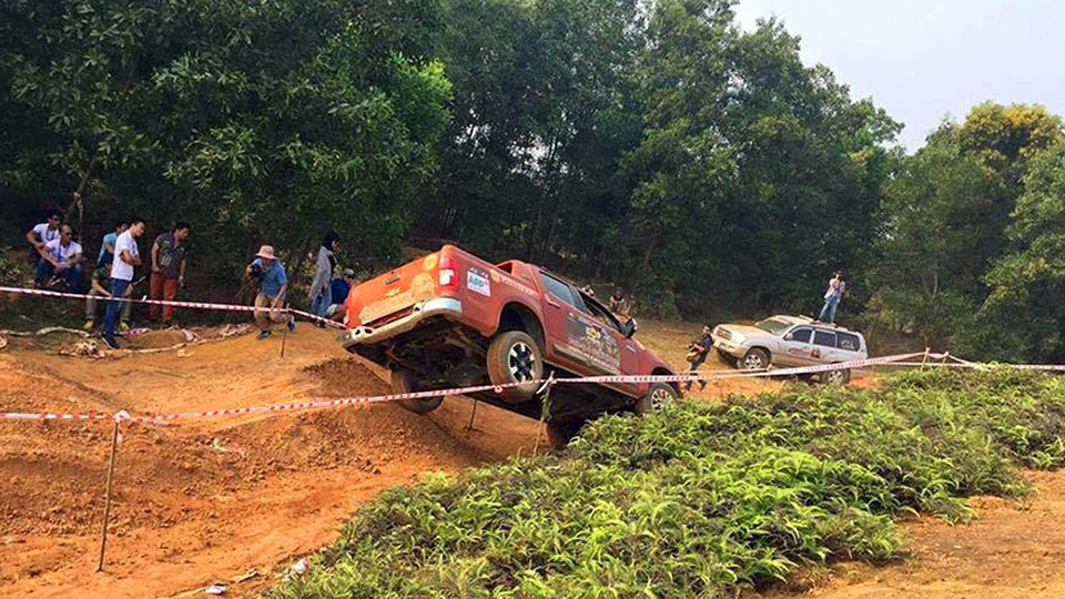 Chevrolet Colorado lần thứ 2 giành giải trong giải đua xe địa hình - 2
Nếu như bài thi số 1 được thiết kế cung đường để các dòng xe đua tranh về tốc độ thì với bài thi số 2, người chơi phải thử sức tốc độ trên những cung đường mấp mô, đào rãnh tự nhiên. Bài thi số 2 thử thách khả năng ổn định thân xe trên những cung đường mấp mô và rãnh đường tự nhiên.