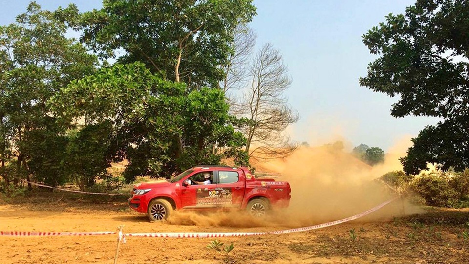 Chevrolet Colorado lần thứ 2 giành giải trong giải đua xe địa hình - 3
Không chỉ trải nghiệm trên những cung đường khó, ban tổ chức còn đưa cả phần thi tốc độ đơn thuần trên đường thường ở bài thi số 3. Bài thi thử thách khả năng vận hành linh hoạt, khả năng quan sát từ ghế lái... tuy đơn giản nhưng đã có khá nhiều xe đã bị trượt bánh, choạng lái và tông đổ cọc tiêu.