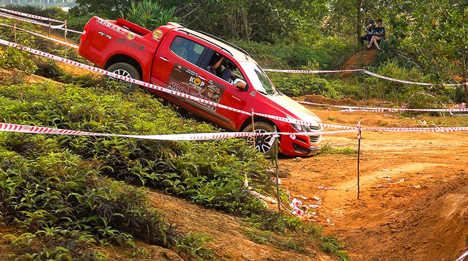 Chevrolet Colorado lần thứ 2 giành giải trong giải đua xe địa hình - 5
Bài thi số 4 đòi hỏi các mẫu xe tham gia thể hiện ưu thế gầm cao và góc thoát tốt. Colorado với khoảng sáng gầm 219mm, góc tới 27,5 độ và góc thoát 23,3 độ đã vượt qua chướng gại vật một cách nhẹ nhàng.