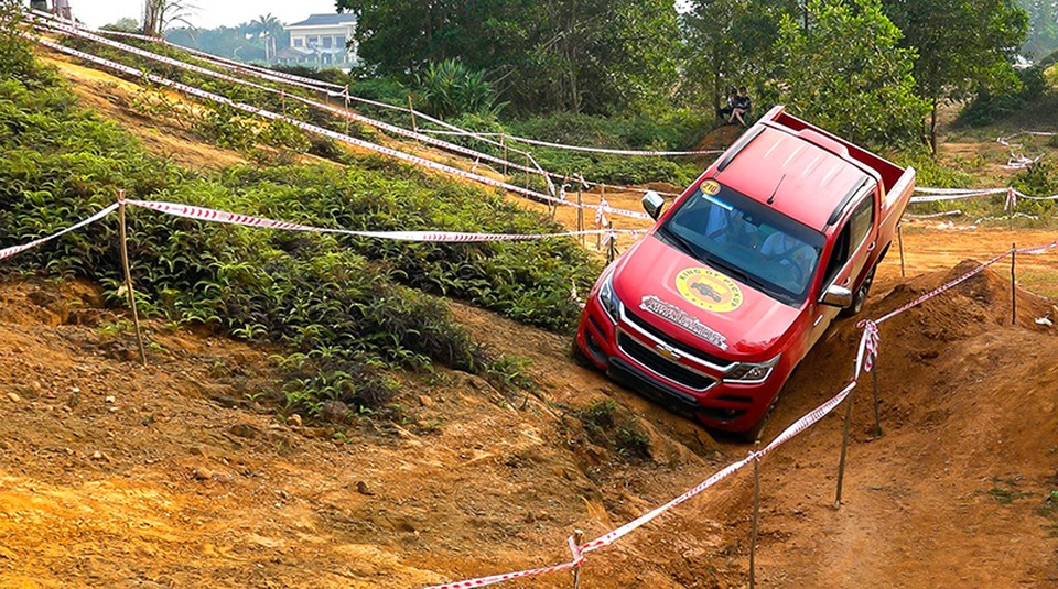 Chevrolet Colorado lần thứ 2 giành giải trong giải đua xe địa hình - 7
Các bài thi không chỉ đưa những chiếc xe bán tải vào những vòng thử nghiệm đầy khó khăn và thách thức mà còn giúp cho người điều khiển bán tải có thêm nhiều kỹ năng xử lý khi lái dòng xe này trên mọi cung đường.