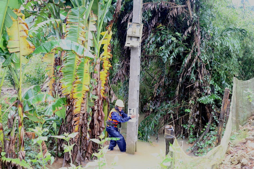 
Công nhân điện lực Hương Khê, Hà Tĩnh
