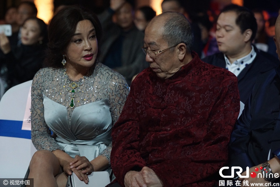 Ngoài 60 tuổi, Lưu Hiểu Khánh vẫn hút mắt với váy xẻ cao khoe chân thon - 1
Lưu Hiểu Khánh, 61 tuổi, tham dự lễ trao giải truyền hình tại Thượng Hải, Trung Quốc, ngày 5/12.