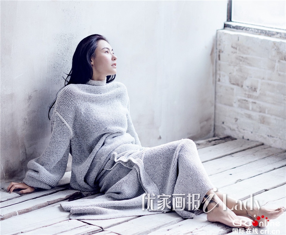 Trương Bá Chi - Người đàn bà đi qua những "giông bão" bằng nụ cười - 4
Vì chồng, vì con, cô quyết định rút lui khỏi làng giải trí từ năm 2006 khi lập gia đình, đúng thời điểm này, sự nghiệp của Bá Chi vẫn đang nở rộ. Sự rút lui không chính thức của cô khiến người hâm mộ tiếc nuối. Tuy nhiên, Bá Chi khẳng định, cô chưa bao giờ hối hận vì sự hi sinh đó. Hai cậu con trai kháu khỉnh lần lượt chào đời khiến cuộc sống của Bá Chi thêm trọn vẹn.