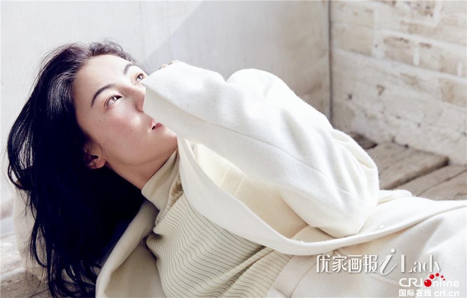 Trương Bá Chi - Người đàn bà đi qua những "giông bão" bằng nụ cười - 5
Bá Chi và Tạ Đình Phong chia tay nhau khi con trai thứ hai của họ mới được hơn 1 tuổi. Tuy nhiên, người mẹ nghị lực này đã tìm mọi cách để bảo vệ và chăm sóc các con tốt nhất. Cô thậm chí còn đưa các con sang Singapore sống để tránh sự tò mò của truyền thông và tìm cho các con một môi trường giáo dục tốt hơn.