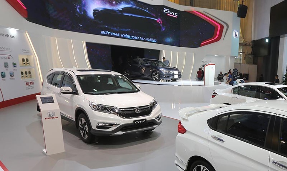 Honda Civic - Khẳng định sức mạnh thương hiệu - 12
Honda CR-V phiên bản đặc biệt được trang bị bộ phụ kiện chính hãng tiêu chuẩn Honda toàn cầu, bao gồm: các nẹp trang trí hai bên thân xe, đuôi xe, ốp gương chiếu hậu và chụp ống xả, cánh lướt gió thể thao, viền che mưa thiết kế tiện ích, nẹp bước chân phát sáng.