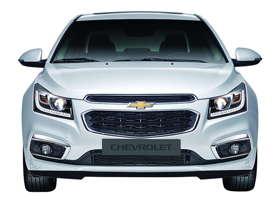 Chevrolet giới thiệu xe Cruze mới tại Việt Nam - 1
Cruze vẫn giữ những đường nét thiết kế ấn tượng từ thế hệ trước với lưới tản nhiệt kép viền mạ crôm nổi bật logo Chevrolet, những đường viền sắc sảo, thiết kế đuôi xe thể thao và trông rất cân đối với thanh chắn mạ crôm rộng được đặt trên cản sau thực sự mang lại vẻ tinh tế cho mẫu xe này.