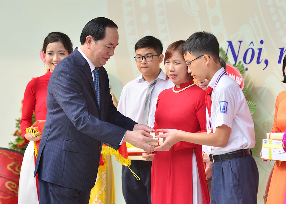 Chủ tịch nước Trần Đại Quang gửi Thư chúc Tết Trung thu 2016 - 1
Chủ tịch nước Trần Đại Quang trao thưởng cho các học sinh, giáo viên có thành tích xuất sắc trong năm học vừa qua tại Lễ khai giảng ở trường Hà Nội - Amsterdam