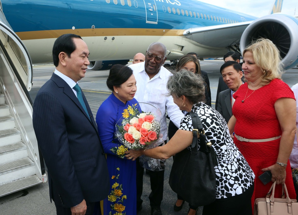 Chủ tịch nước Trần Đại Quang hội kiến Lãnh tụ cách mạng Cuba Fidel Castro - 2
Ông Salvador Valdes, Uỷ viên Bộ Chính trị, Phó Chủ tịch Hội đồng Nhà nước Cuba (người mặc áo trắng) đón Chủ tịch nước Trần Đại Quang và Phu nhân tại sân bay Quốc tế Jose Marti. Ảnh: Nhan Sáng-TTXVN