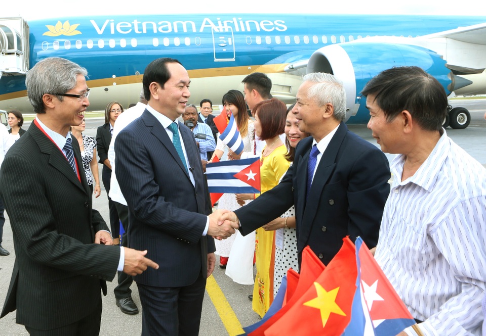 Chủ tịch nước Trần Đại Quang hội kiến Lãnh tụ cách mạng Cuba Fidel Castro - 3
Cán bộ nhân viên Đại sứ quán, lưu học sinh Việt Nam tại Cuba đón Chủ tịch nước Trần Đại Quang và Phu nhân tại sân bay Quốc tế Jose Marti. Ảnh: Nhan Sáng-TTXVN