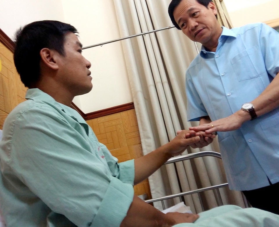 Phi công Nguyễn Hữu Cường đang dần bình phục - 2
Bộ trưởng Đào Ngọc Dung chuyển lời hỏi thăm của cán bộ, nhân viên ngành LĐ-TB&XH tới Thiếu tá, phi công Nguyễn Hữu Cường.