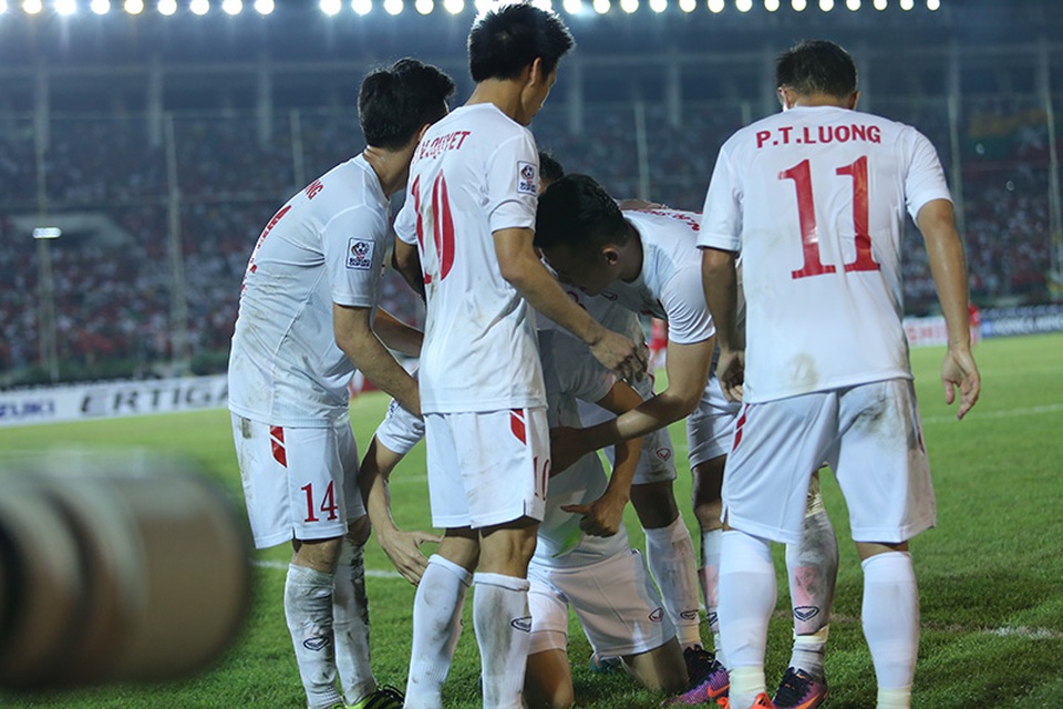 Myanmar 1-2 Việt Nam: Chiến thắng vất vả - 2
Các cầu thủ tuyển Việt Nam chia vui với Công Vinh (giữa) sau khi tiền đạo này ghi bàn, ảnh: T.Lương