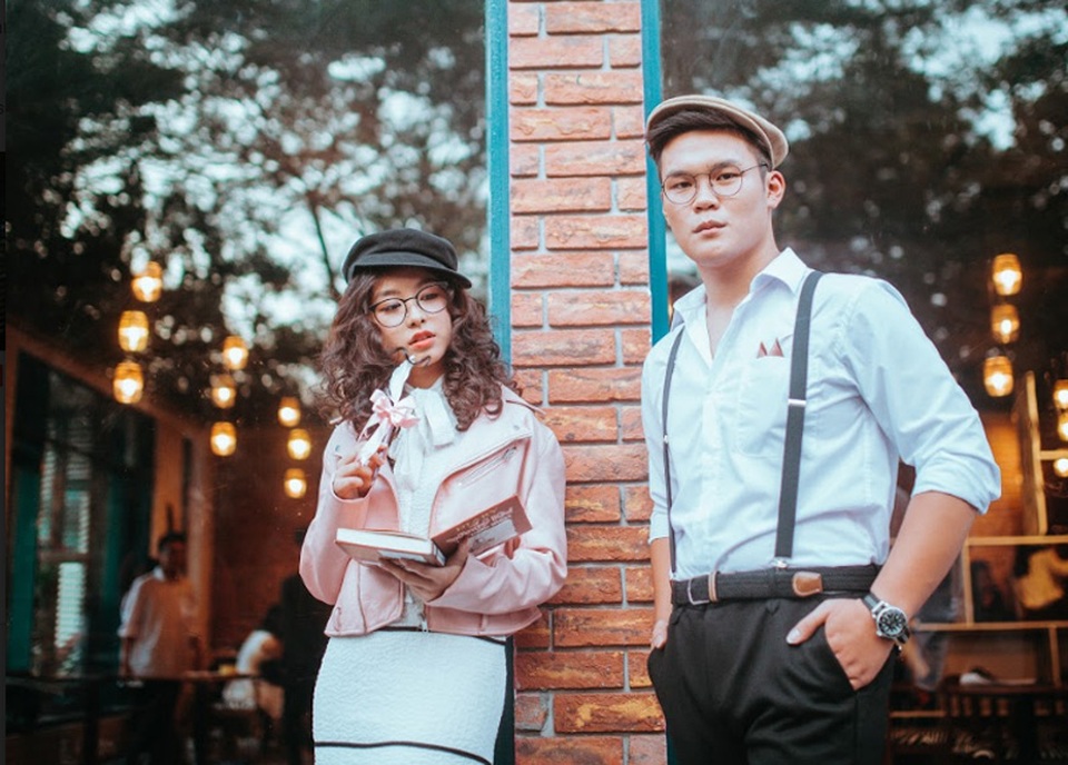 Ngắm nhìn 8 cặp đôi tài sắc của THPT Chu Văn An - 4
Nguyễn Vũ Linh Chi – lớp 12 Song Ngữ, là tác giả có phim lọt vào Top 10 phim ngắn xuất sắc nhất giải thưởng làm phim ngắn LenzUp do ĐH Ngoại Thương tổ chức 2015, là Tình nguyện viên tại Bảo Tàng Dân Tộc Học Việt Nam (2014-2015). Nghiêm Đức Minh - lớp 11D1 từng giành nhiều giải thưởng Tin học, cũng như giải thưởng hoạt động ngoại khóa cấp quận và thành phố. Đây là cặp đôi đại diện cho nhà R.