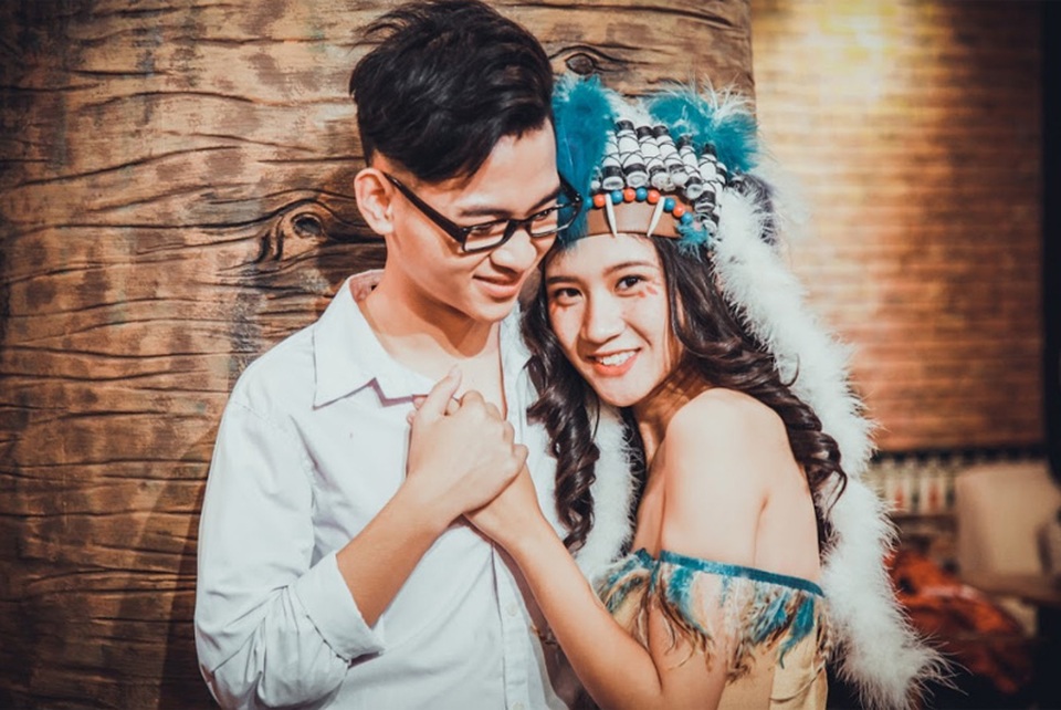 Ngắm nhìn 8 cặp đôi tài sắc của THPT Chu Văn An - 7
Hai đại diện của nhà I gây ấn tượng bởi thành tích học tập và hoạt động ngoại khóa đáng nể. Nguyễn Trung Kiên - lớp 12 Anh, từng giành Huy chương bạc cuộc thi toán Hà Nội mở rộng HOMC 2013, Giải ba kì thi học sinh giỏi tiếng Anh cấp thành phố năm 2016, Giải khuyến khích kì thi Olympic tiếng Anh thành phố Hà Nội năm 2015. Tạ Ngọc Mai Trang - lớp 11 Toán, từng giành Giải ba, giải khuyến khích Olympic Tiếng Anh cấp quận, Giải nhì Vẽ tranh Bình đẳng nam nữ và Giải nhất cuộc thi Tìm hiểu An toàn giao thông cấp quốc gia.
