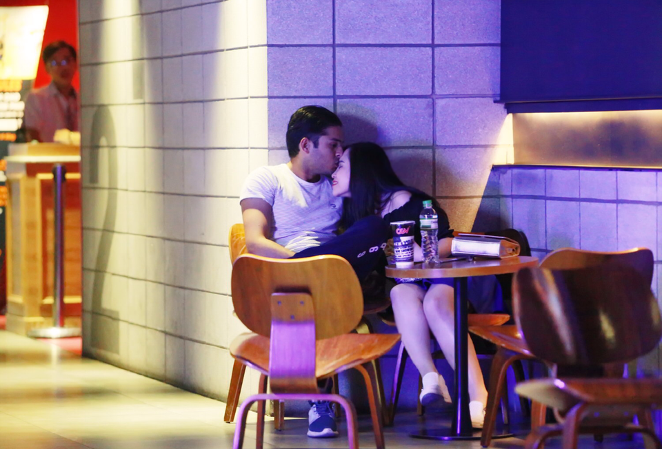 Trương Phương đẹp đôi bên bạn trai tây - 3
Cặp đôi đẹp liên tục trao nhau những cử chỉ tình tứ khi chờ tới giờ xem phim