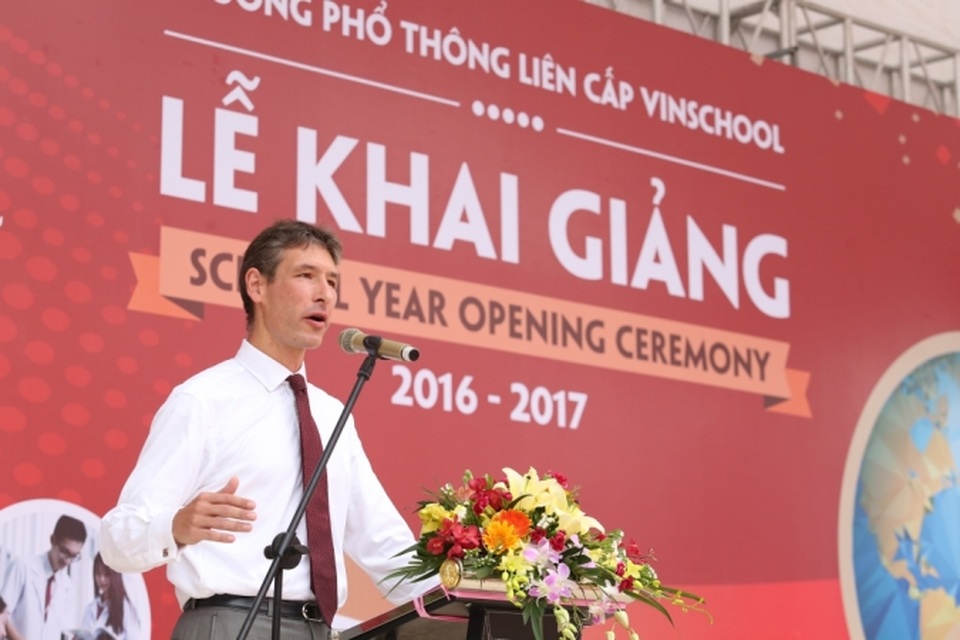 Lãnh đạo Đảng, Nhà nước dự khai giảng cùng các em học sinh - 36
Trong Lễ Khai giảng tại cơ sở mới, Trường Trung học Vinschool vinh dự được đón Đại sứ Vương quốc Anh tại Việt Nam, ngài Giles Lever đến tham dự.