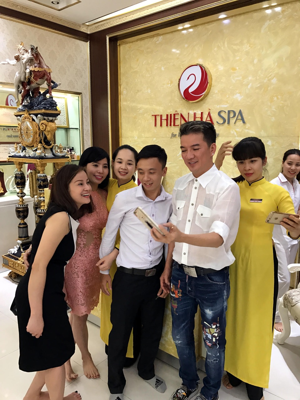 Mr Đàm tích cực chăm sóc da để xuất hiện lộng lẫy trong 'Diamond Show' - 3 Mr Đàm tranh thủ trò chuyện và chia sẻ kinh nghiệm chăm sóc da tại Spa mà anh thường ghé qua khi đến Hà Nội .