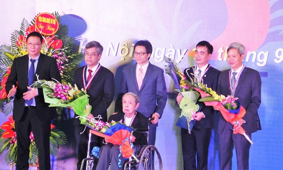Hai công trình xuất sắc nhận Giải thưởng Trần Đại Nghĩa - 2
Phó Thủ tướng Chính phủ Vũ Đức Đam trao Giải thưởng Trần Đại Nghĩa và chụp ảnh lưu niệm với các nhà khoa học