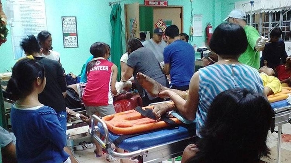 Nổ lớn ở trận đấu quyền anh tại Philippines, ít nhất 10 người chết - 2
Những người bị thương đã được đưa đến trạm y tế gần nhất để cấp cứu. (Ảnh: Twitter)