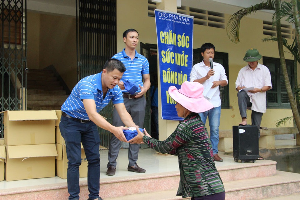 
Dược Hậu Giang trao thuốc tận tay người dân
