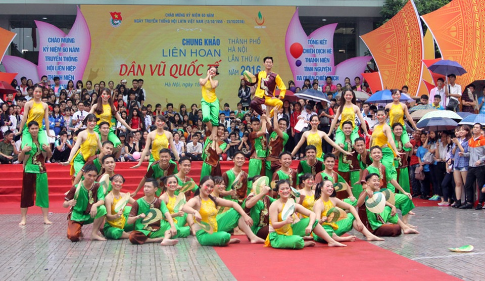 Sinh viên Học viện An ninh đội mưa nhảy dân vũ trên nền nhạc EDM - 2
Trong trang phục của những đứa trẻ đồng quê xưa, các bạn sinh viên hòa mình vào điệu nhảy tập thể trên nền nhạc EDM