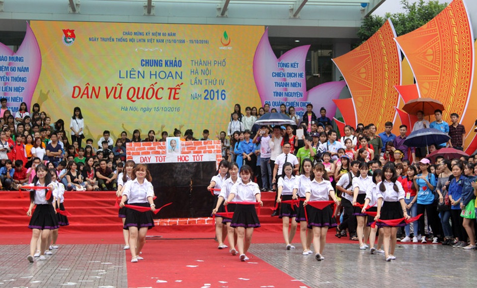 Sinh viên Học viện An ninh đội mưa nhảy dân vũ trên nền nhạc EDM - 7
Các nữ sinh CLB Ước mơ xanh – ĐH Lâm nghiệp tái hiện quá trình đánh giặc giữ nước và xây dựng đất nước của các bậc cha anh