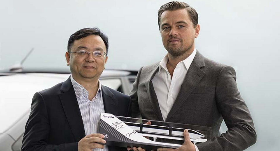 
Nhà sáng lập BYD - tỷ phú Wang Chuanfu (trái) và nam tài tử Leonardo DiCaprio trong lễ công bố đại sứ thương hiệu
